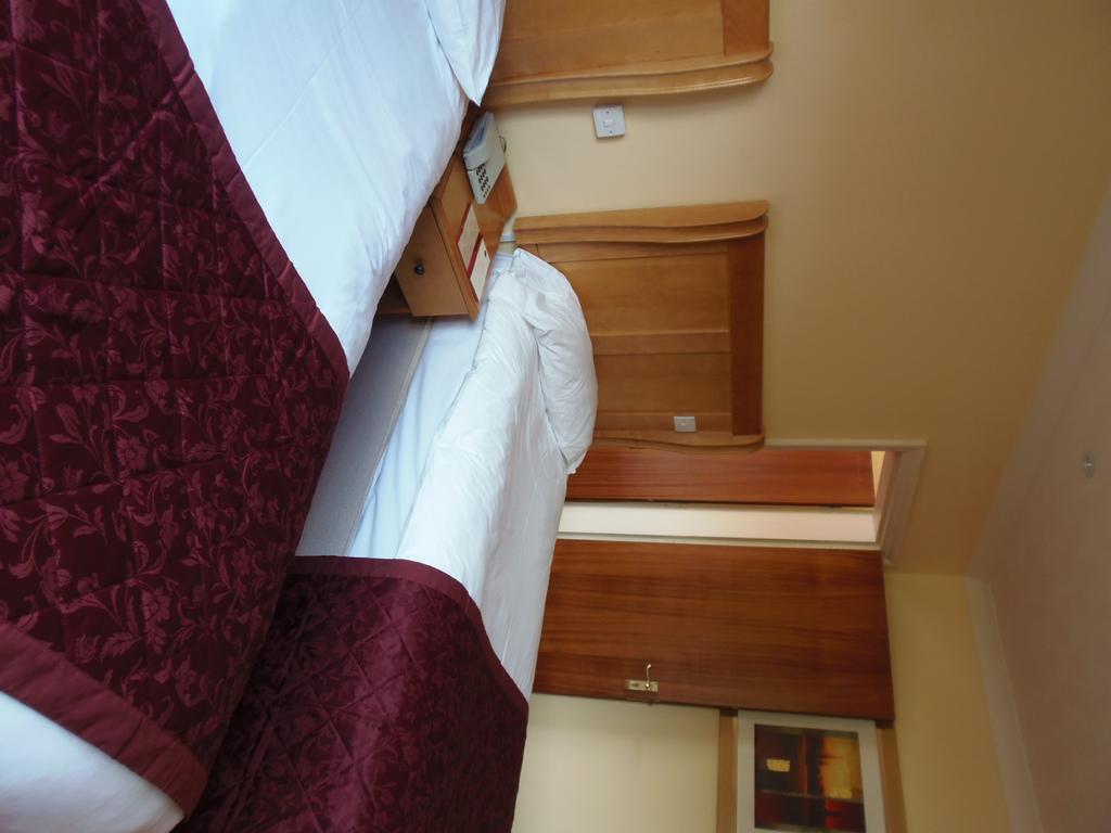 Lakeside International Hotel Camberley Cameră foto