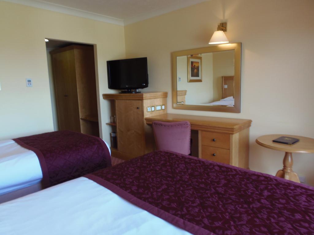 Lakeside International Hotel Camberley Cameră foto